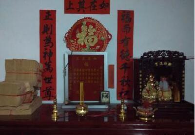 地主神位上面可挂东西吗（地主爷神位放在什么位置好）